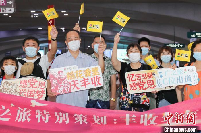 游客从广州南站出发前往湛江 沈静文 摄