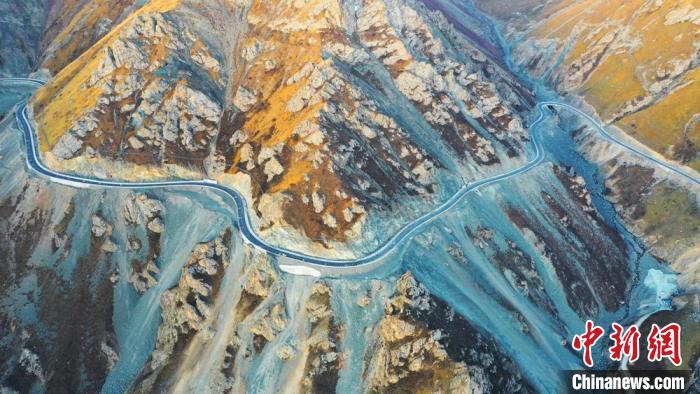 图为航拍肃祁公路。　安维斌 摄