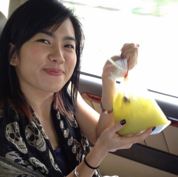 这天,港媒拍到阿wing带着女儿出巡,母女二人乘坐黎明安排的保姆车到