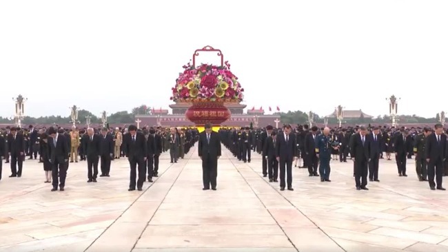 此刻，一起向烈士默哀！