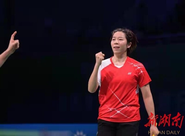 羽毛球女双冠军贾一凡在比赛中庆祝.