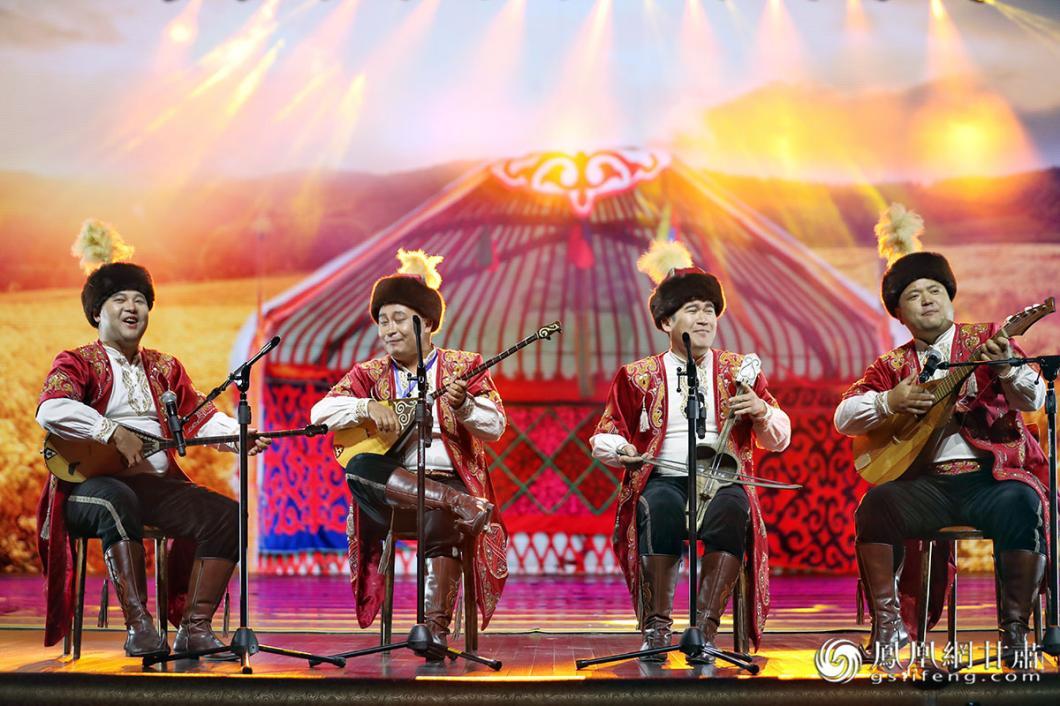 非遗传承人弹唱哈萨克民歌《牧马人》 甘肃文化和旅游厅供图