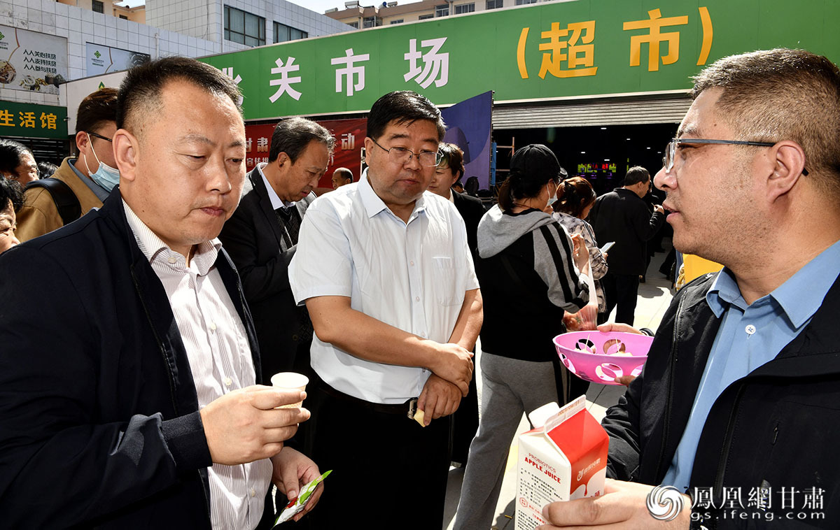 参加活动的山东青岛嘉宾对甘肃各地品种、口味各具滋味的苹果及其衍生产品表现出极大地兴趣 肖刚 摄