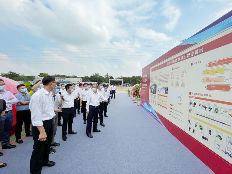 郭文海一行在现场了解项目动工情况。/佛山日报记者周传勇摄