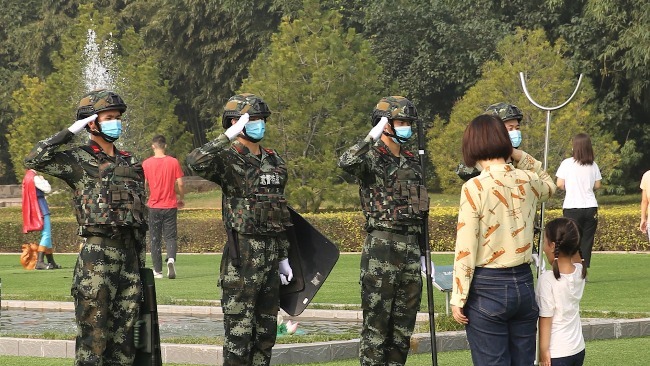 游客教5岁女儿向执勤武警敬礼 女孩获回敬后开心离开