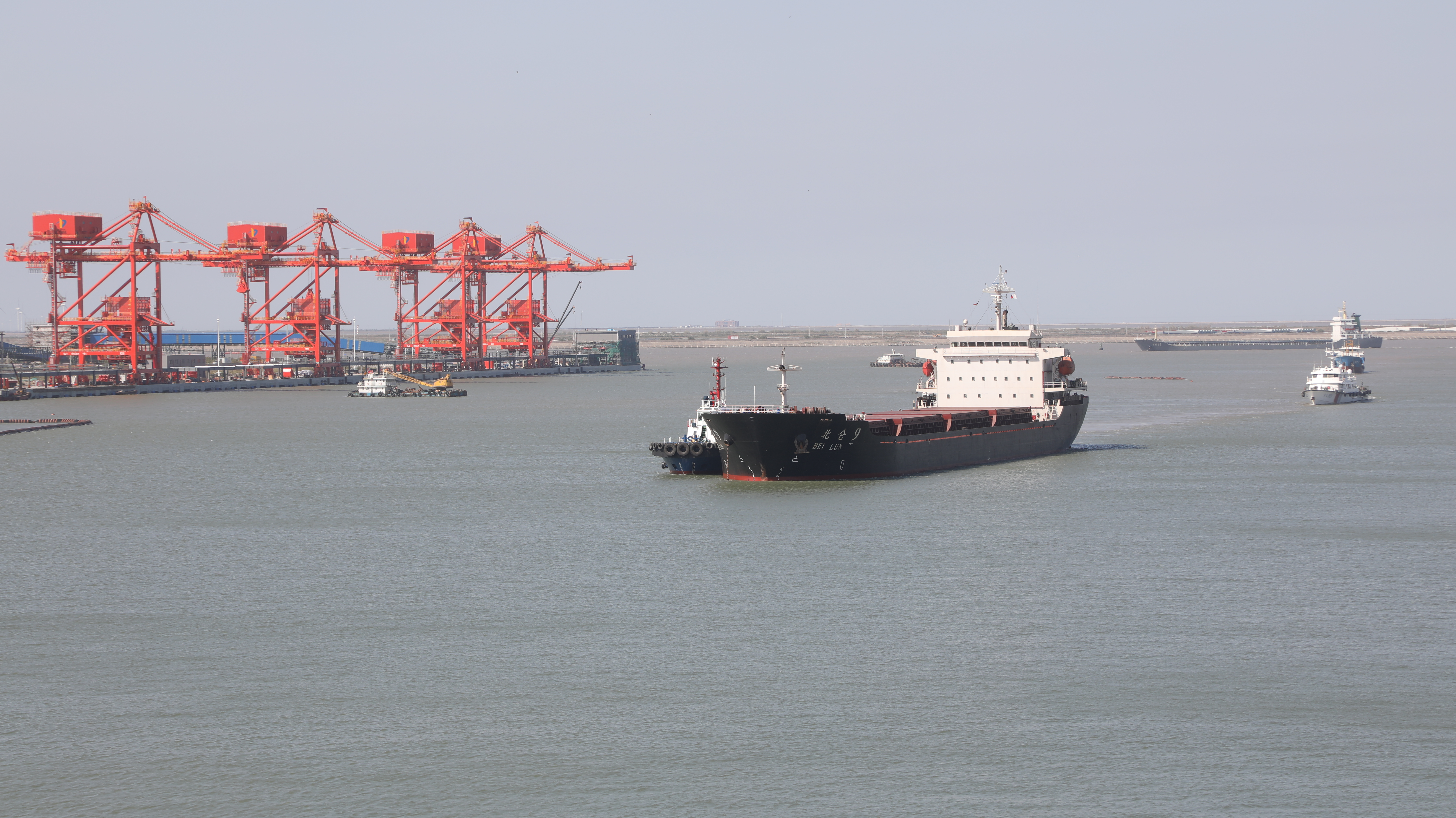 通州湾新出海口中天钢铁海港码头迎来首艘大型货轮