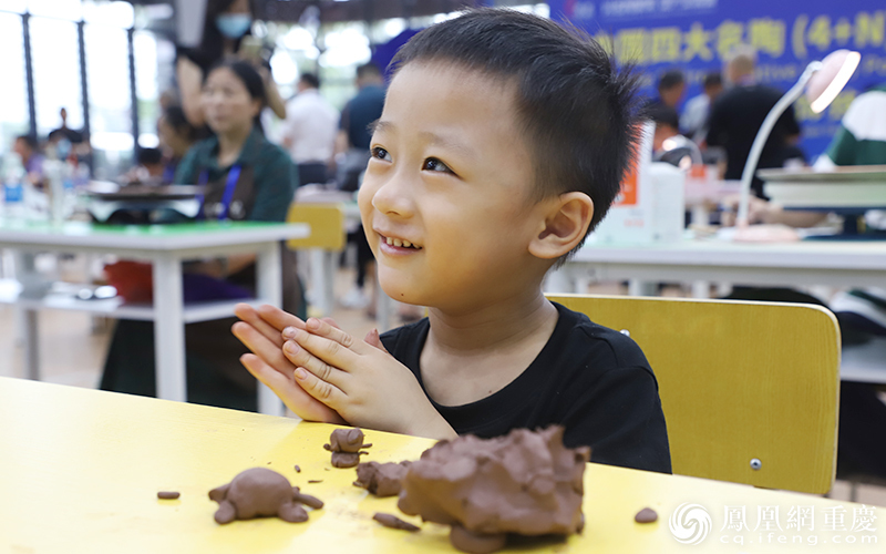 陶瓷技艺大赛现场，小朋友也来体验