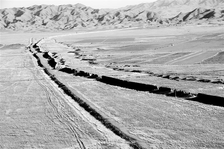 汉、明长城比肩而立 陈礼 摄