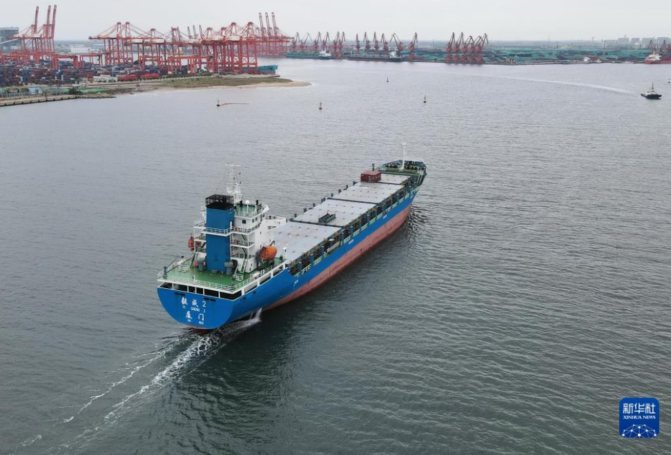 9月25日,一艘轮船向唐山港京唐港区航行(无人机照片).