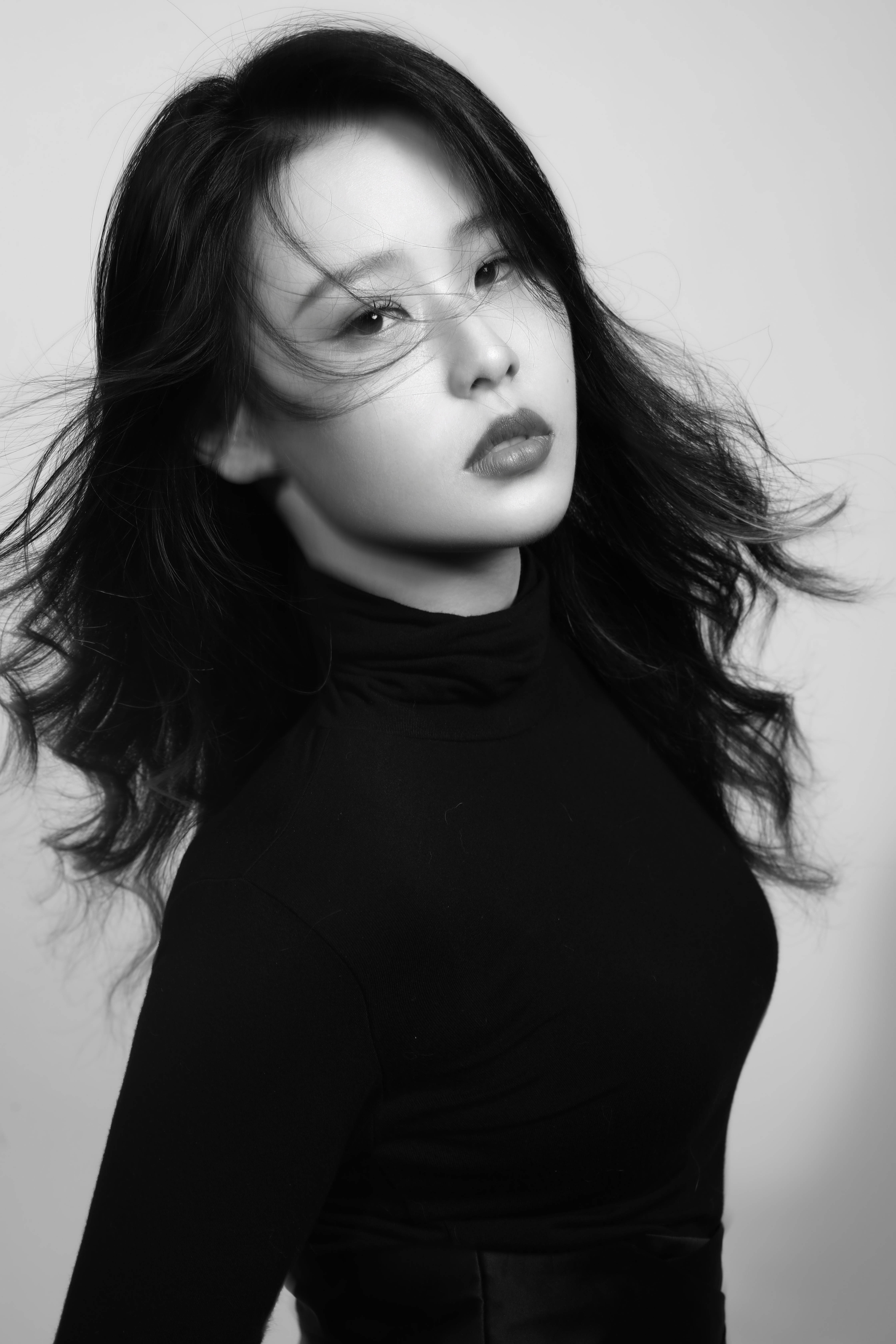 如果说甜美强调的是氛围那么素雅强调的就是质感歌手叶莺黑白系写真