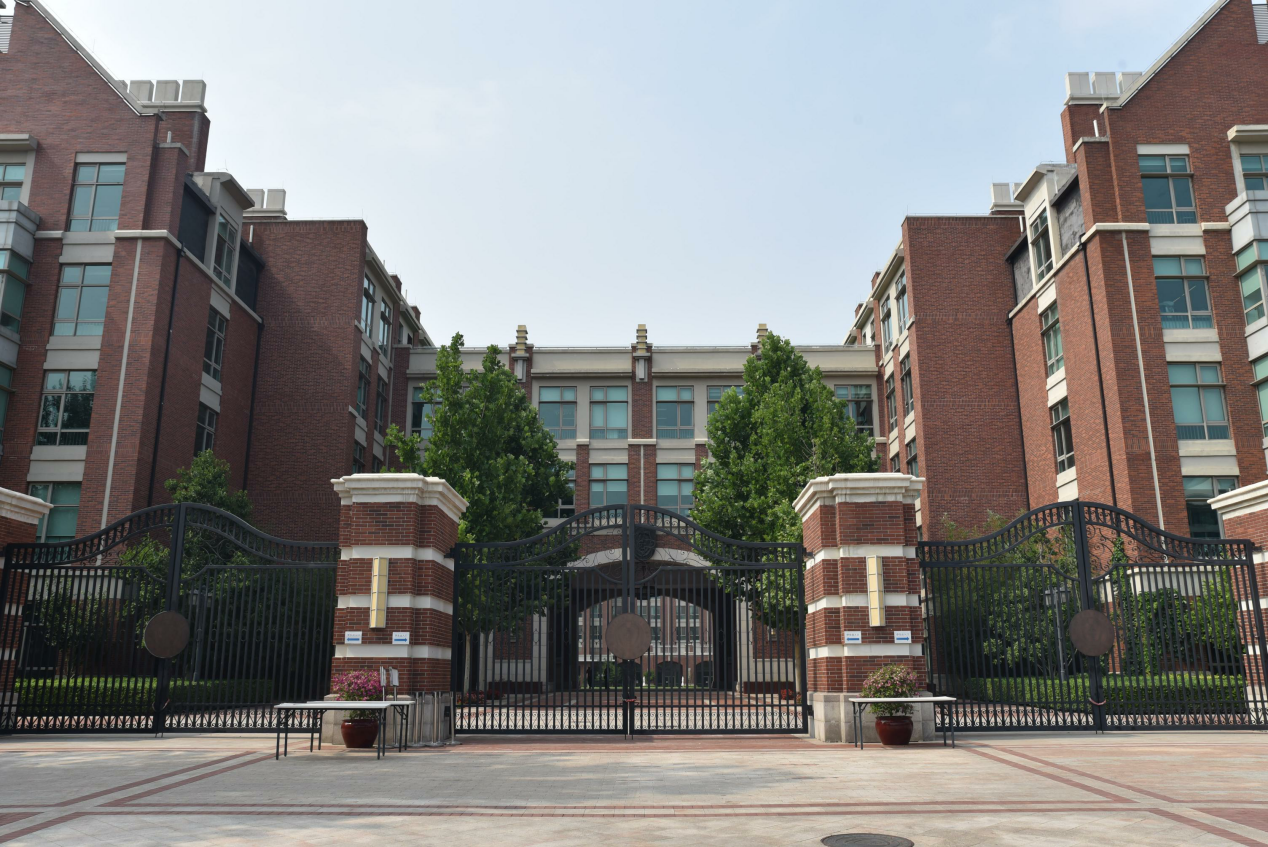 鼎石国际学校(来源于网络)在产品的精研打造上,和光瑞府从建筑到园林