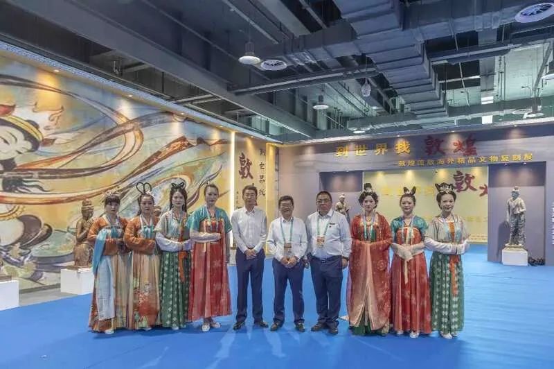 图注：李瑾怡（右一）与同事在一起