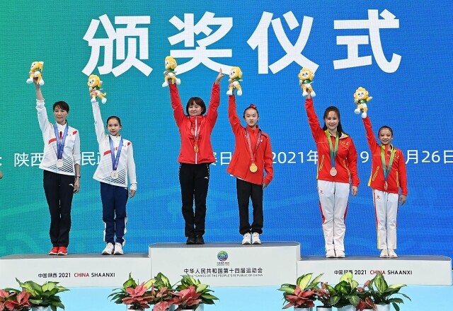(周雅琴和教练登上冠军领奖台.新华社记者 张博文 摄)