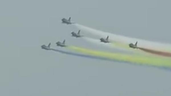 珠海航展丨空军八一表演队率先登场，歼-10战机拉彩烟飞过
