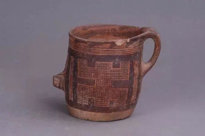“Ψ”形网纹单耳单鋬彩陶筒状杯