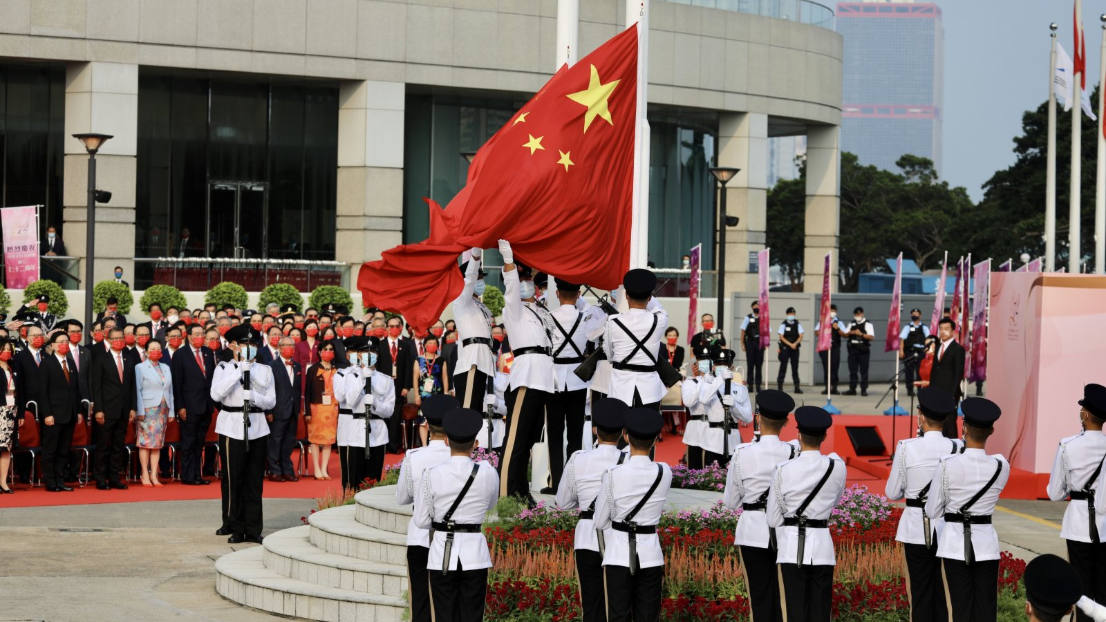 香港紫荆广场升旗庆祝国庆72周年