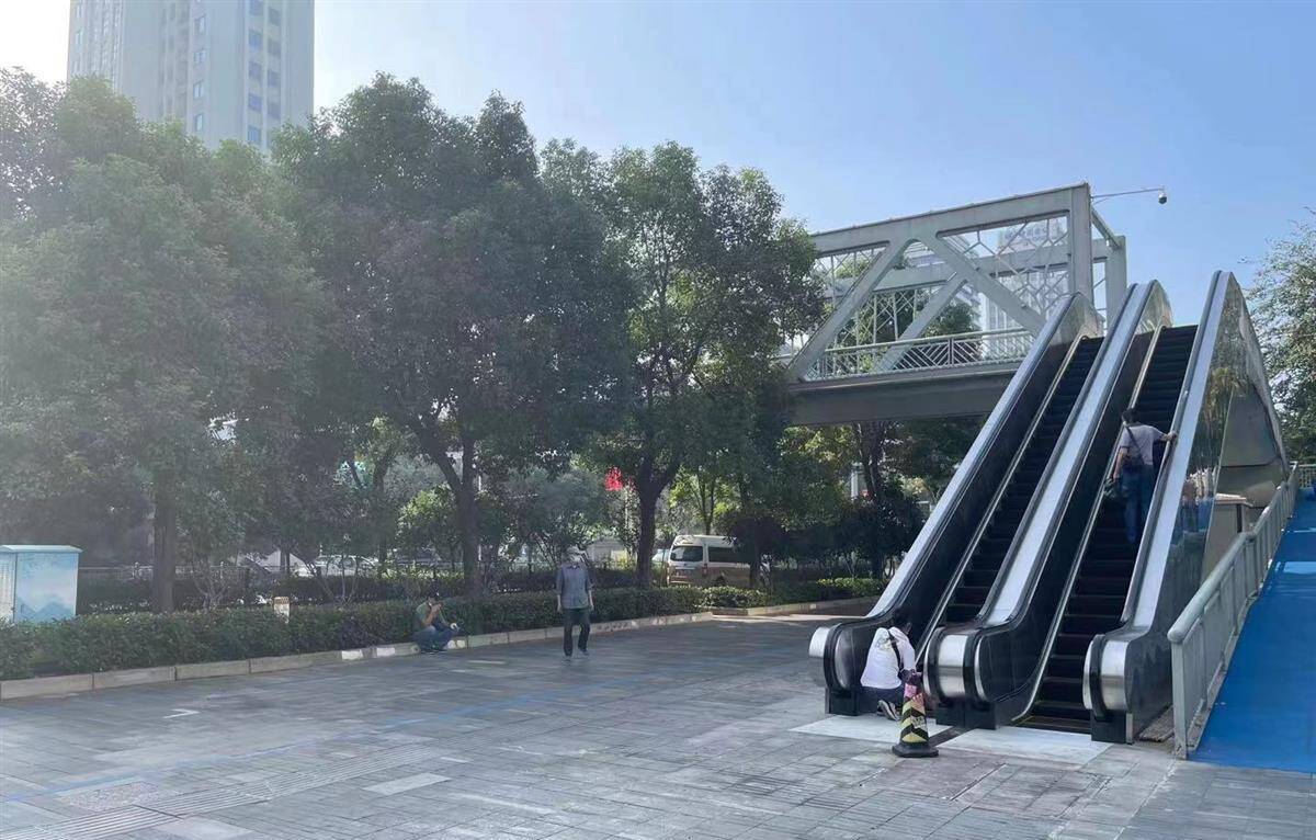 武汉又一座人行天桥加装手扶电梯,市民可轻松过马路