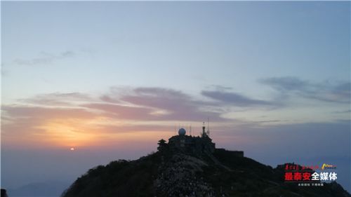 中国红&middot;齐鲁行丨“十一”假期首日，泰山日出美如画