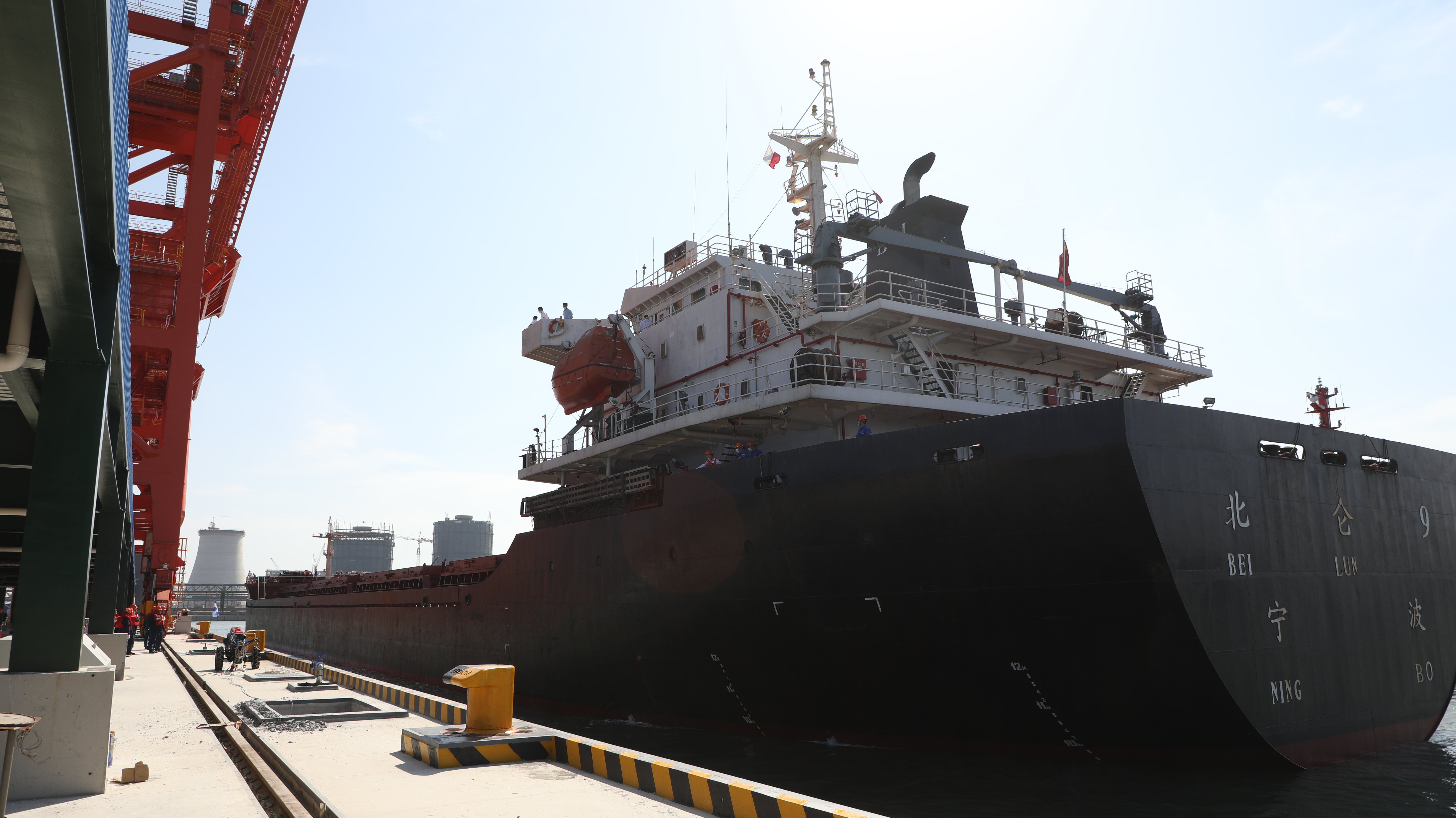 通州湾新出海口中天钢铁海港码头迎来首艘大型货轮