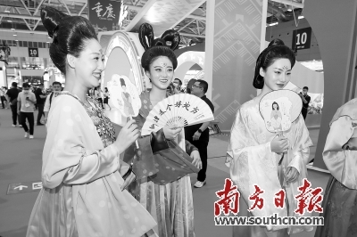 文化产业综合馆，新疆维吾尔自治区博物馆的参展商展示丝路宝藏女孩形象。