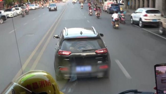 废品回收站煤气泄漏 消防员出警被私家车恶意阻拦