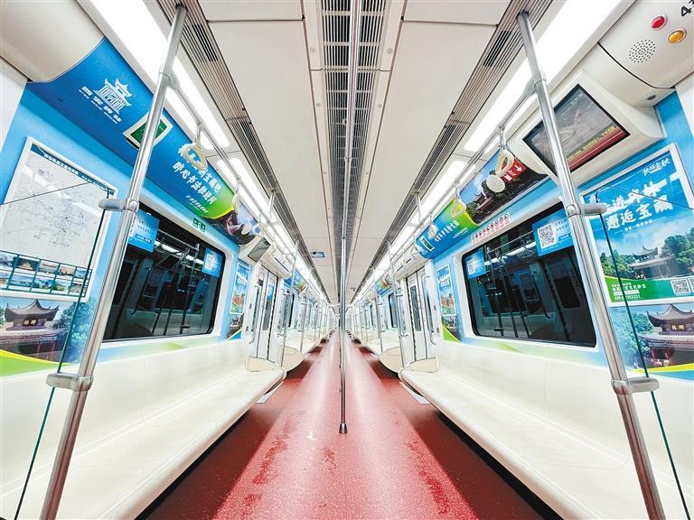 西安地铁2号线“陕耀金秋”旅游专列。(受访单位供图)
