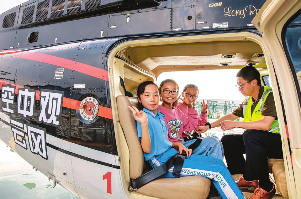 9月26日，在大同市，游客乘坐观光旅游直升机飞越云冈景区。国庆假期来临，“北魏云航”直升机观光旅游项目吸引了大量游客。王中勋 摄