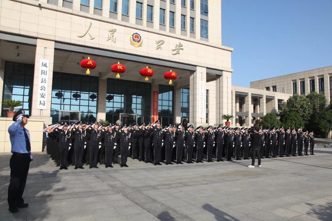 打开凤凰新闻,查看更多高清图片五星红旗迎风高高飘扬,警心向党谱写