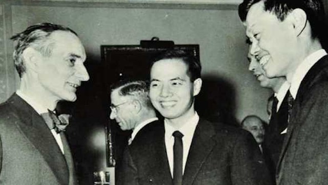 1957年杨振宁与李政道被授予诺贝尔物理学奖，领奖画面曝光