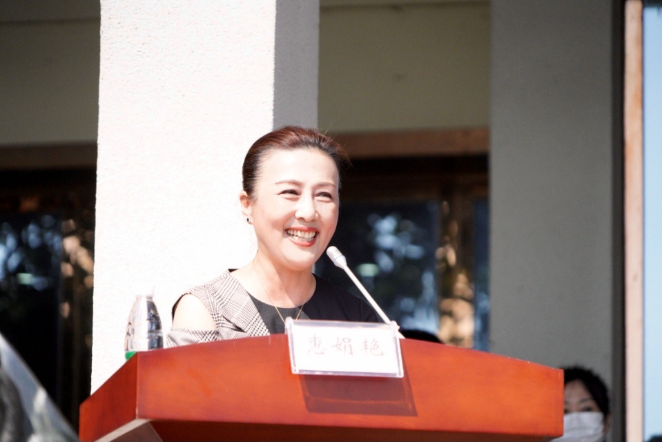 影视艺术家惠娟艳主持开幕式