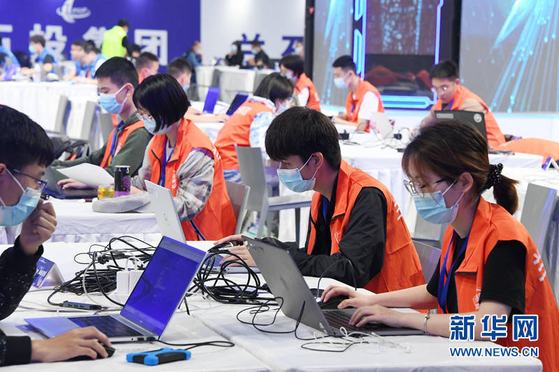 图为参赛队伍正在比赛 新华网发（丁凯 摄）