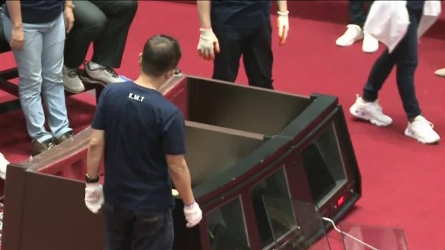 冲突升级！国民党掀翻质询台 抗议苏贞昌团队卸责