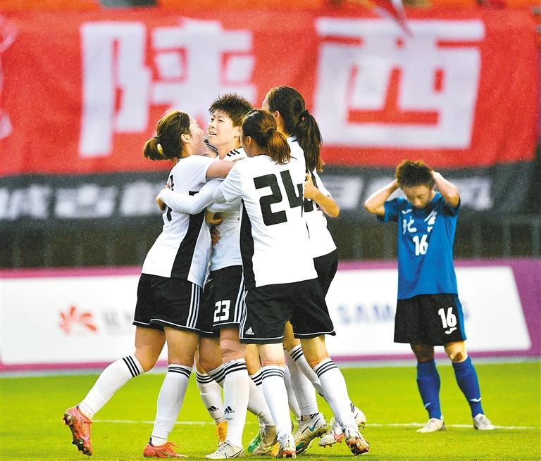 陕西女足姑娘们庆祝胜利 首席记者 王健 摄