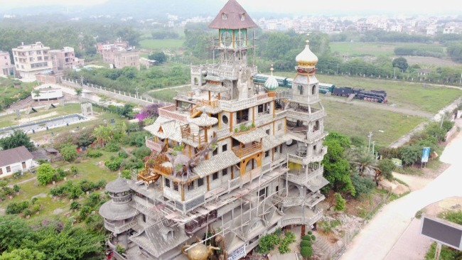 农民斥资千万造广西第一怪楼 9层建筑融合多国风格
