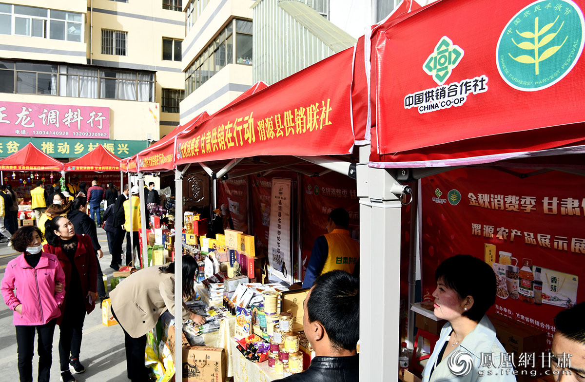 甘味农产品定西站展示展销宣传推介活动现场商品琳琅满目,吸引消费者驻足。肖刚 摄