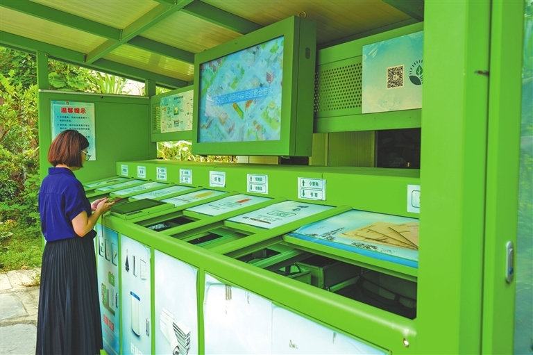 智能垃圾回收机可用手机操作投放。 记者 冯明旻 摄