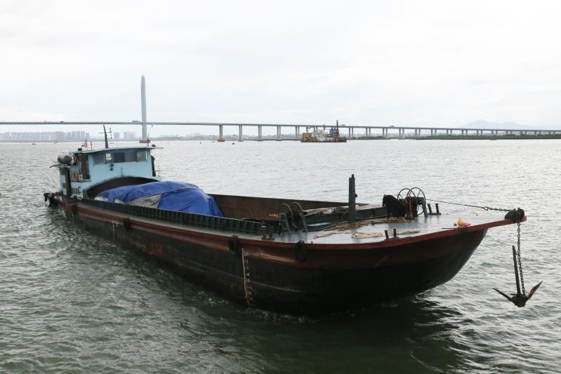 涉嫌走私铁壳船