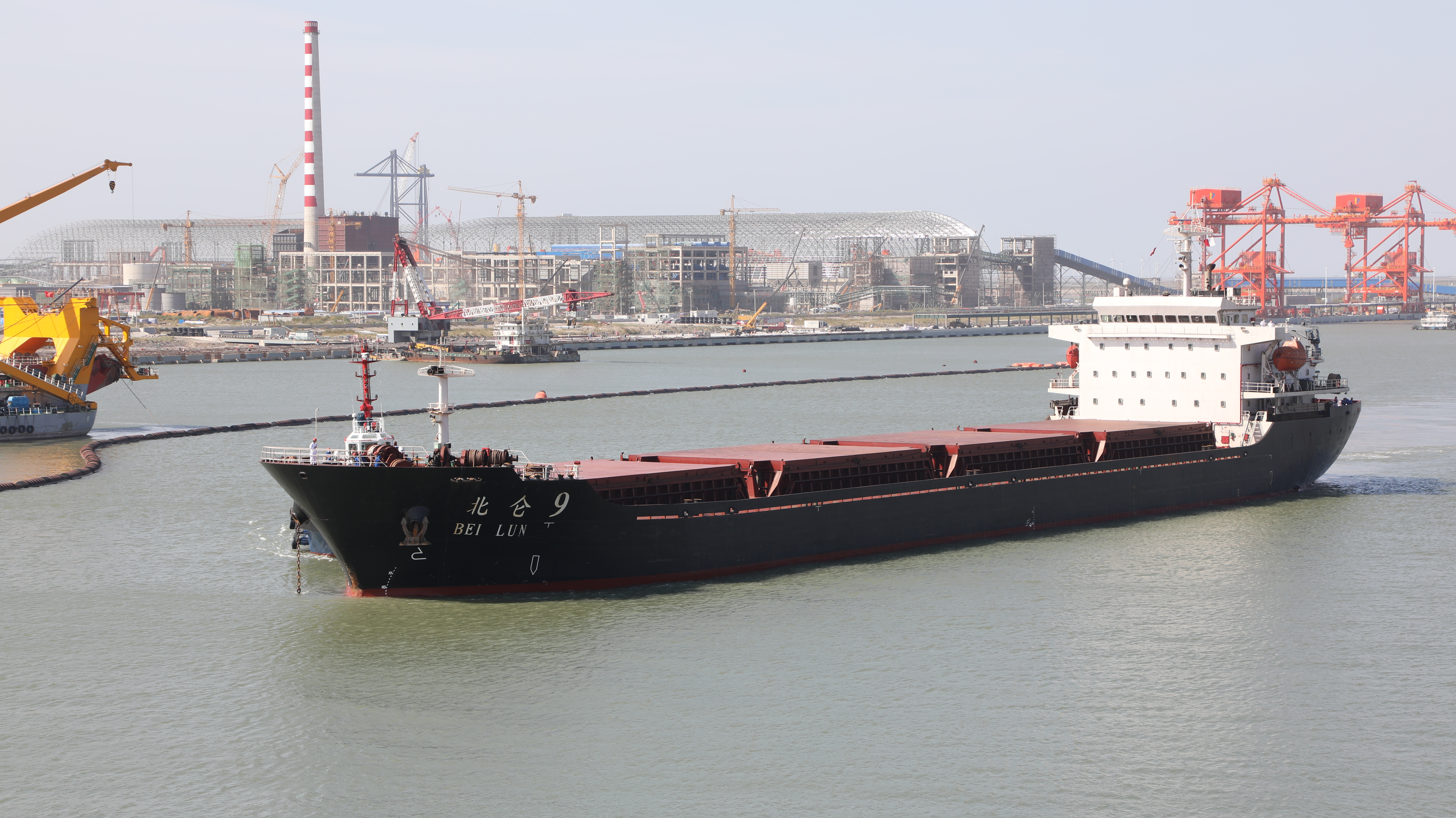 通州湾新出海口中天钢铁海港码头迎来首艘大型货轮