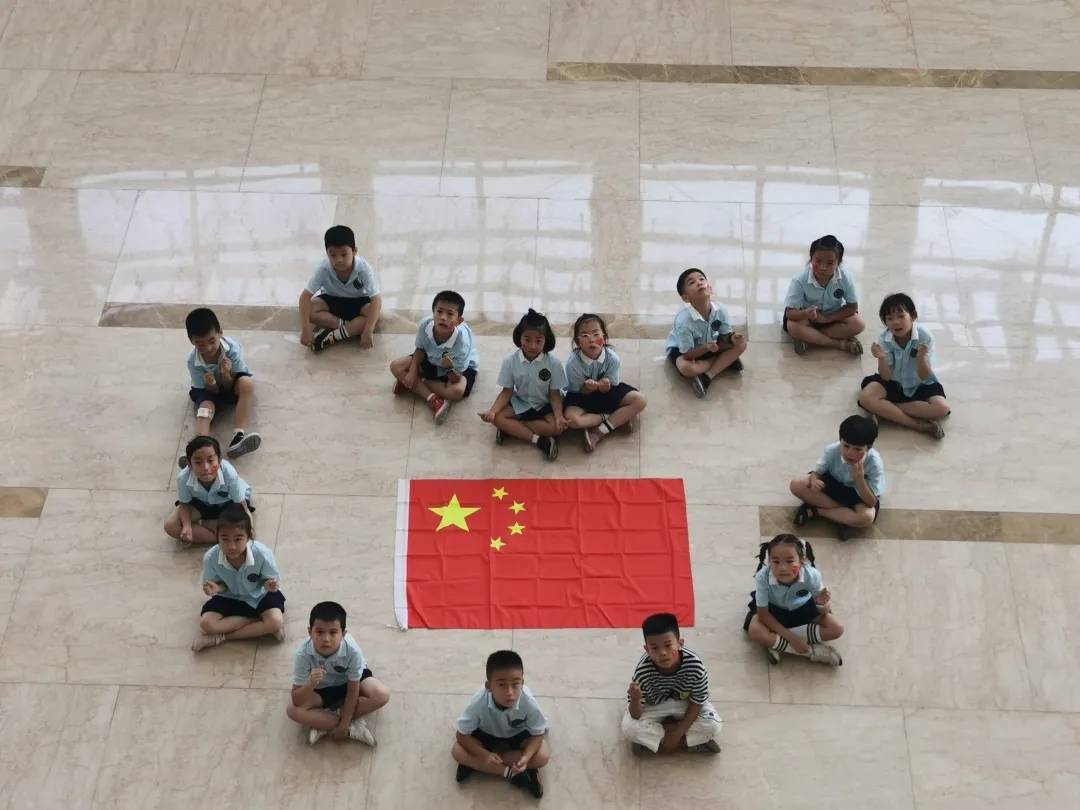 浙江金华：江滨小学一（2）班学生“婺”彩缤纷的爱国活动