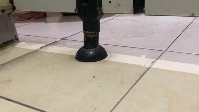 女子发现有人在医院女厕偷窥，拍下视频报警