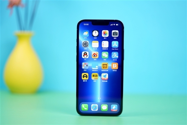外卖小哥捡到一箱iPhone 13 pro:怕丢失抱着送完餐后送派出所