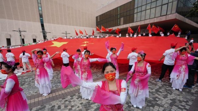 香港现30米巨型五星红旗