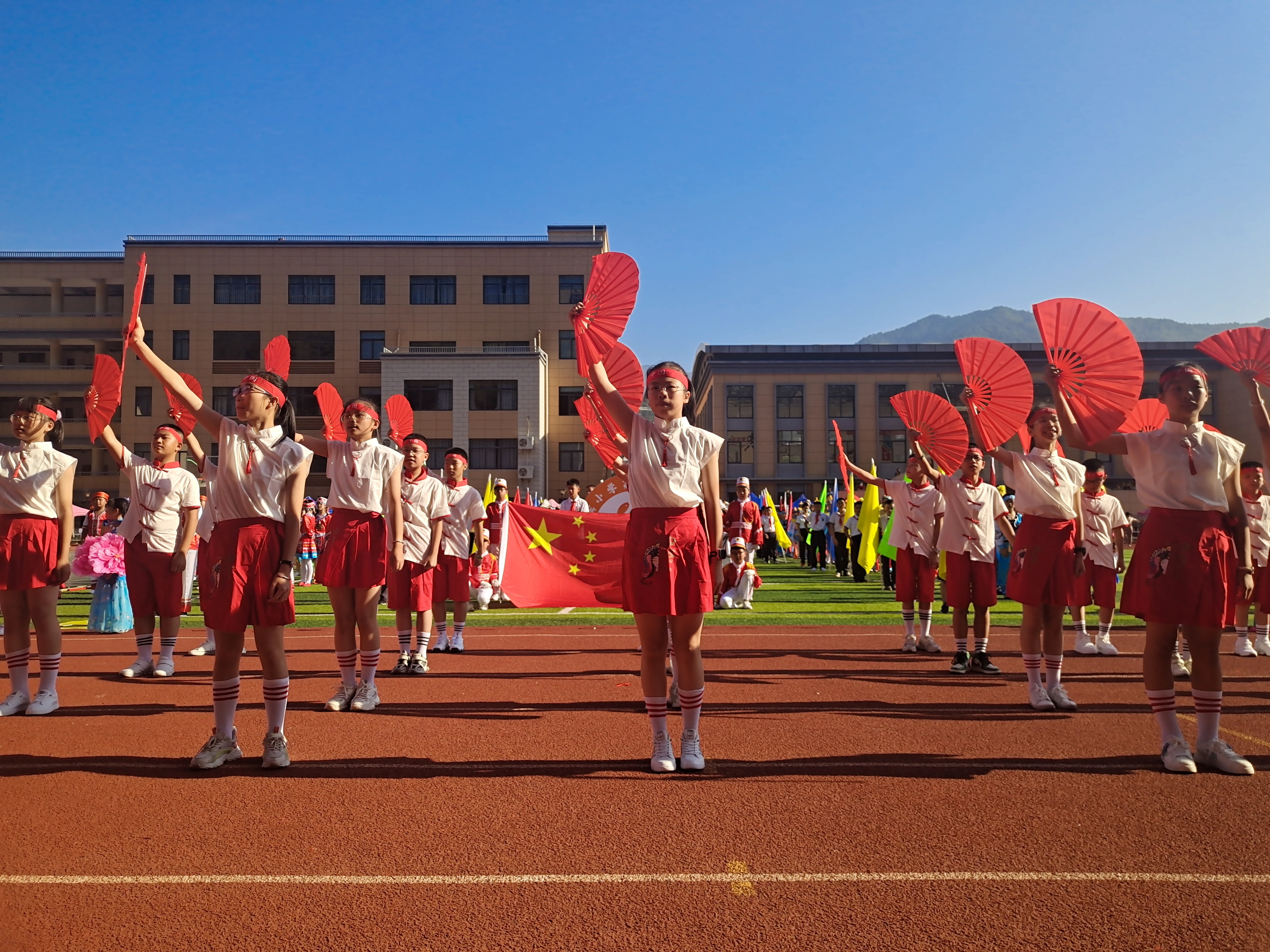 庆元县民族团结进步宣传活动暨江滨小学田径运动会开幕