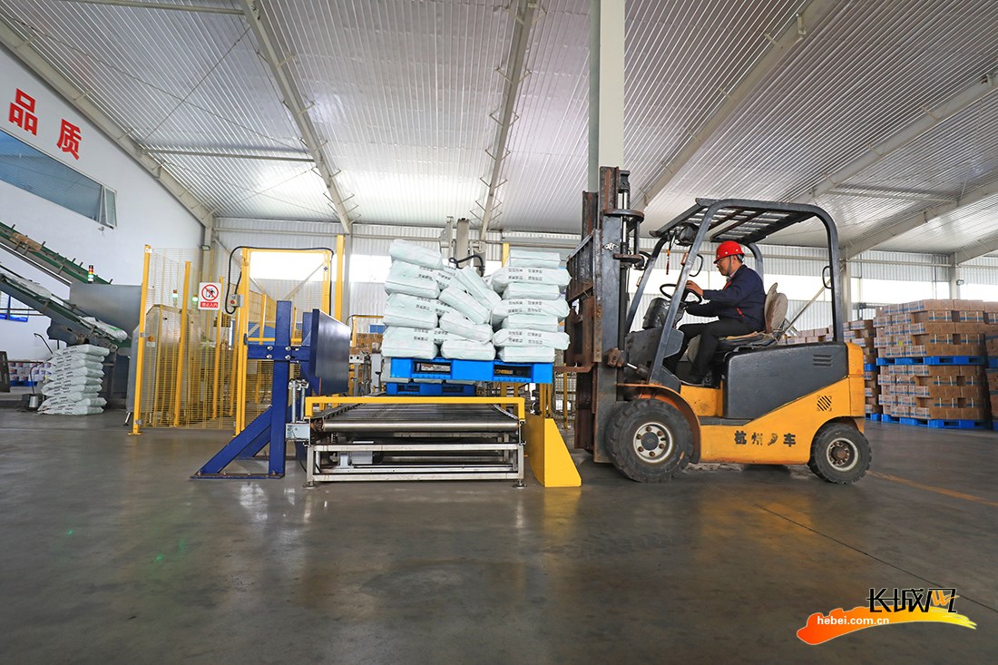 工人驾驶叉车在位于河北省滦南县的唐山市银海食盐有限公司仓储车间