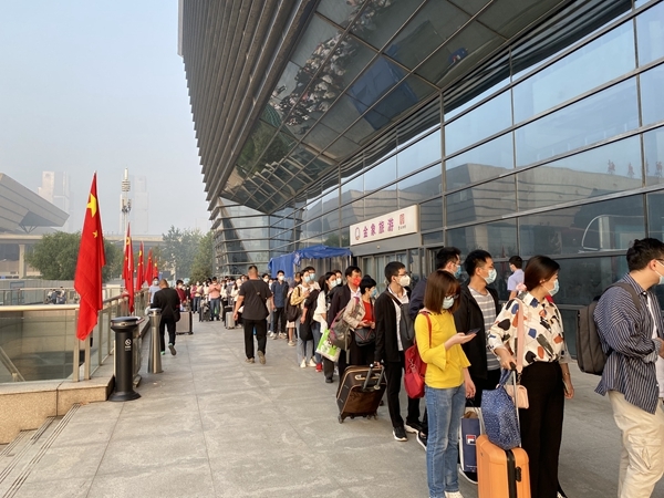 十一假期首日郑州汽车东站迎来旅客出行高峰