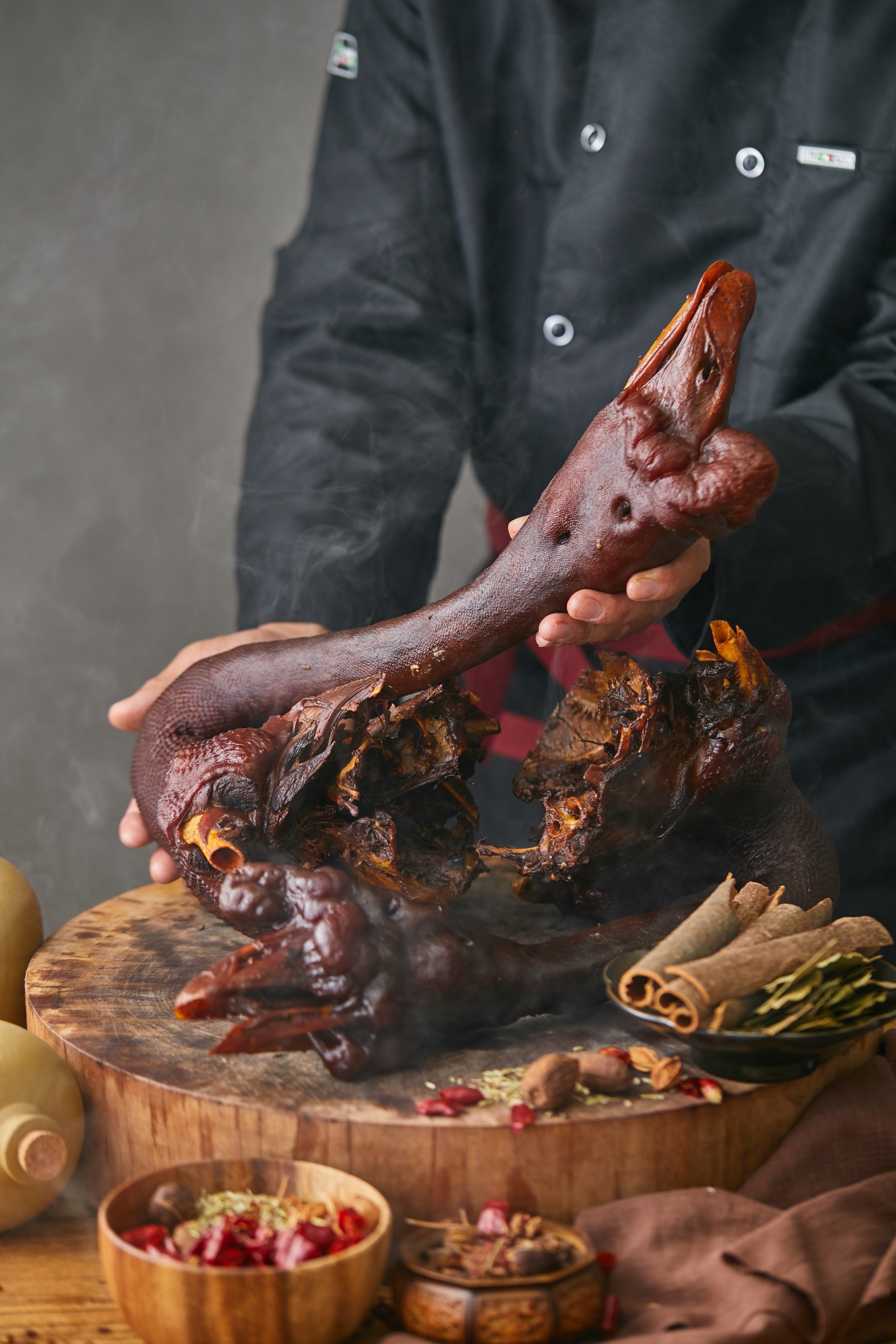 卤水老鹅头精选鹅龄3-5年,有着"世界鹅王"之称的潮汕狮头鹅,肉瘤肥大