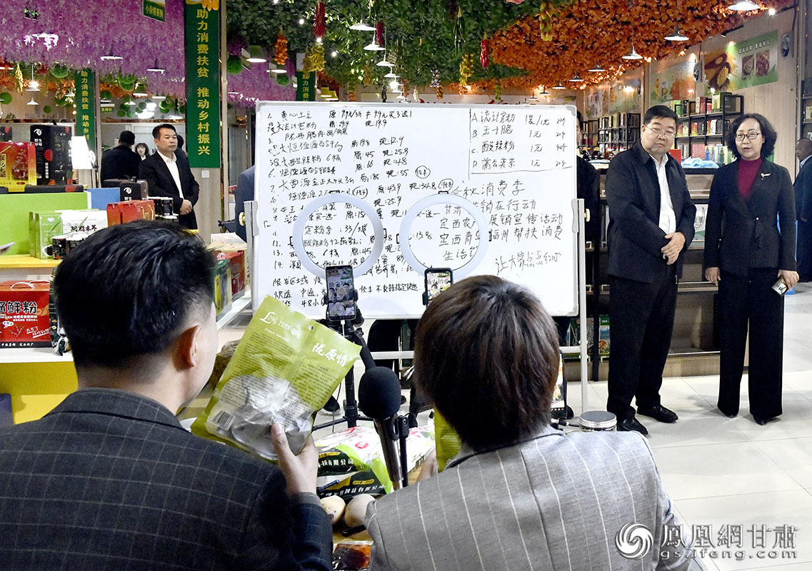 直播带货,助推“甘味”线上闯出新天地。肖刚 摄