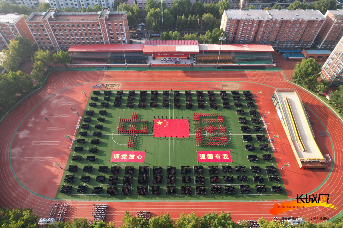 高中部43名同学手持巨幅国旗,372名同学摆出"中国"字样的方阵