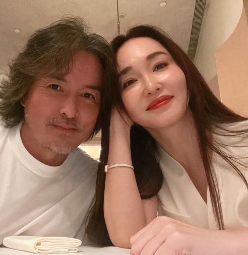 一直很甜范文芳曬照紀念與李銘順結婚十二週年