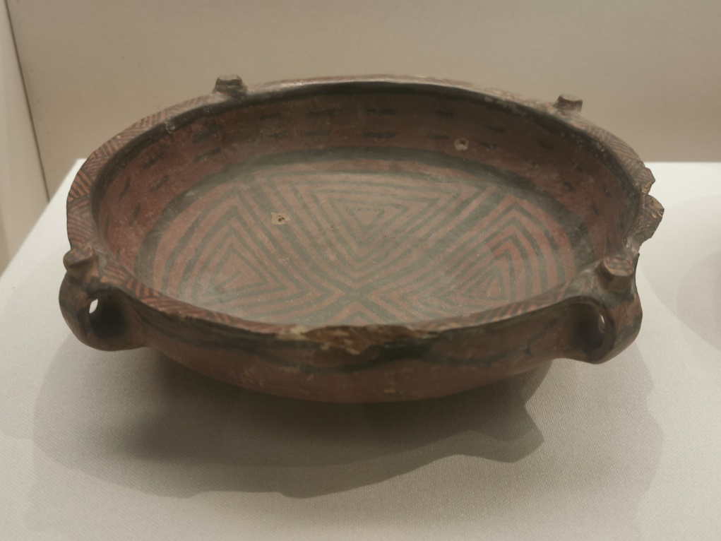 回形网纹四耳彩陶盘